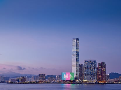 Edificio M+, museo de artes visuales proyectado por Herzog & de Meuron en Hong Kong.