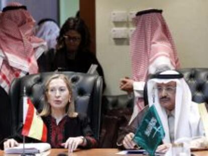  La ministra de Fomento, Ana Pastor, junto al ministro de Transportes de Arabia Saud&iacute;, Jubara Al Suraisry, durante la reuni&oacute;n que han mantenido esta ma&ntilde;ana.
