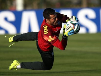 O goleiro Julio César durante um treinamento.