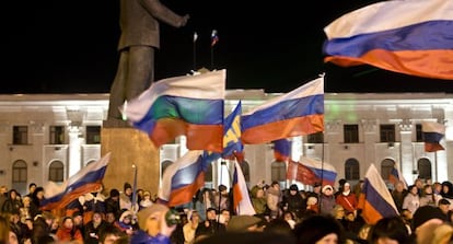 Simpatizantes prorusos celebran este domingo en la plaza Lenin de Simfer&oacute;pol.