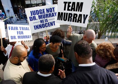 Defensores del doctor Conrad Murray rezan a las puertas del tribunal donde se le juzga por el homicidio involuntario de Michael Jackson.