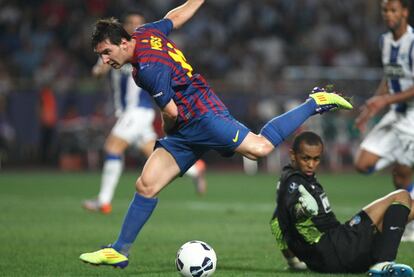 Messi adelanta al Barça en el marcador tras superar al portero del Oporto, Helton.