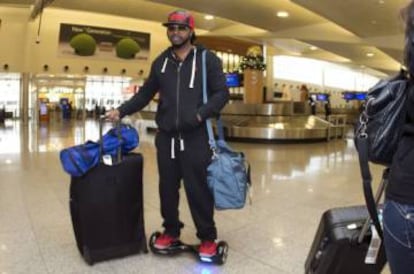 Un pasajero con un hoverboard en un aeropuerto de Atlanta.