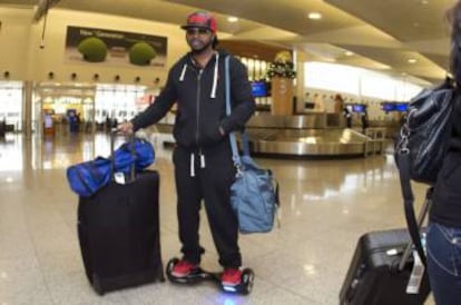 Un pasajero con un hoverboard en un aeropuerto de Atlanta.