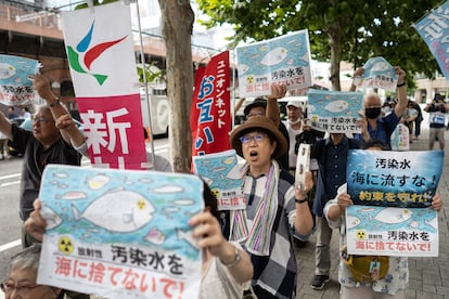 Un grupo de manifestantes sostienen carteles contra el vertido de agua de la central nuclear frente a la sede de Tokyo Electric Power Company (TEPCO) en Tokio (Japón), este jueves.