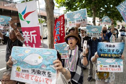 Un grupo de manifestantes sostienen carteles contra el vertido de agua de la central nuclear frente a la sede de Tokyo Electric Power Company (TEPCO) en Tokio (Japón), este jueves.