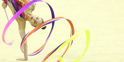 La gimnasta bielorrusa Anastasiia Salos compite durante la final de cinta de los Campeonatos Europeos de Gimnasia Rítmica celebrados en Varna, Bulgaria.