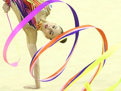 La gimnasta bielorrusa Anastasiia Salos compite durante la final de cinta de los Campeonatos Europeos de Gimnasia Rítmica celebrados en Varna, Bulgaria.