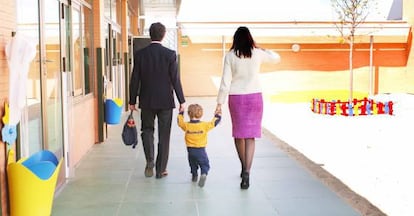 Unos padres acompañan a su hijo a la guardería.