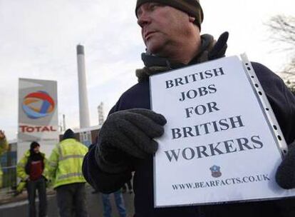 Un trabajador de la refinería de Total en Lindsey porta un cartel que dice: "Empleos británicos para trabajadores británicos".