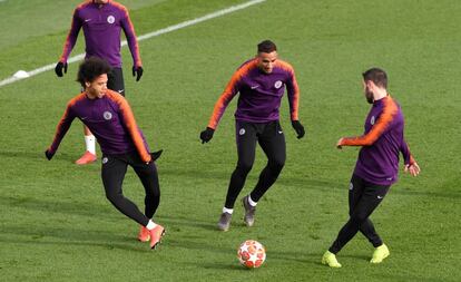 Gabriel Jesús, Sané, Danilo y Bernardo Silva en un rondo.