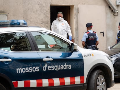 Los Mossos d'Esquadra en la vivienda de la mujer asesinada