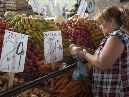 Consumidores buscan precio y realizan compras en el Mercado Central de Buenos Aires.