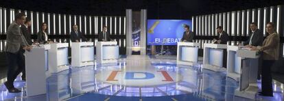 Los representantes de nueve partidos durante el debate, este lunes.