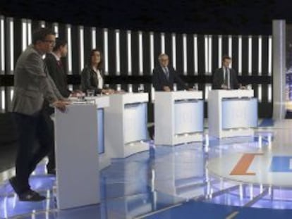 Los representantes de nueve partidos durante el debate, este lunes.