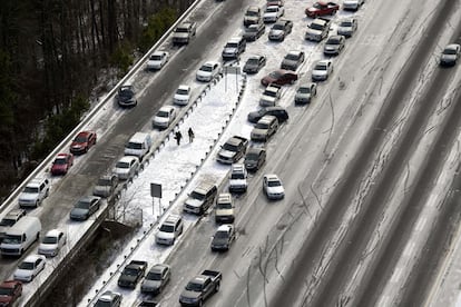 Coches abandonados se apilan en la mediana de la autopista I-75 cerca de Chattahoochee River en Atlanta (EE UU).