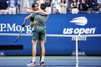 Fritz y Sinner se abrazan al finalizar el partido.