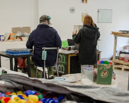 Josefina Díaz Barbieri trabaja en el taller de Mar sin Plast. 