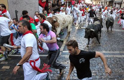 La manada ha salido puntual a las 08.00 hora local de los corrales de Santo Domingo, unida y encabezada por los mansos, este año muy veloces, lo que ha propiciado que a los pocos metros comenzara a estirarse y quedara cerrada por uno de los toros, mientras que otro de ellos tomaba ya la cabeza.