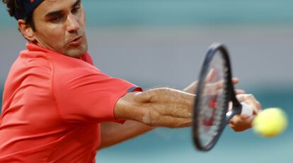 Federer golpea la pelota durante el partido contra Koepfer en la Chatrier.