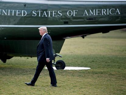 Donald Trump se dirige al helic&oacute;ptero presidencial antes de volar a Filadelfia.