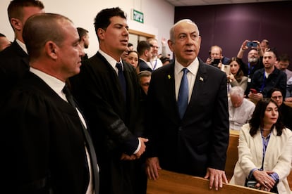 Netanyahu (a la derecha), este martes a su llegada al tribunal de Tel Aviv.