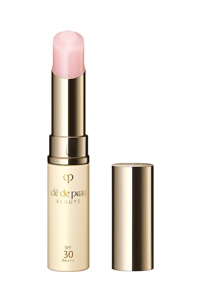 Tratamiento protector para labios SPF 30, de Clé de Peau Beauté. Clé de Peau Beauté ha descubierto que hay un tipo de luz solar, la roja, que es beneficiosa para la piel porque refuerza su función de barrera. Así, han formulado el protector sin color SPF 30 nutritivo para los labios (64 €) con un activo que deja pasar solo estos rayos, pero no los dañinos.