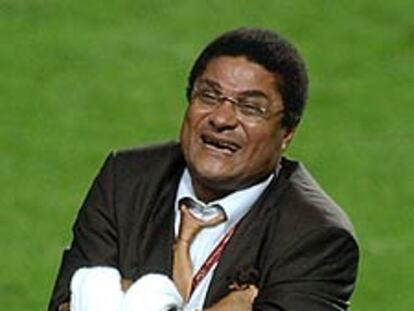Eusebio, con una toalla como talismán, llora de alegría tras consumarse la victoria de Portugal sobre Inglaterra.