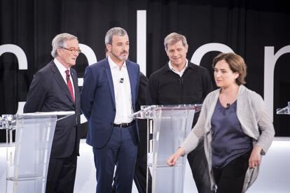 Colau pasa frente Trias (i), Collboni y Fern&aacute;ndez, en el debate del viernes