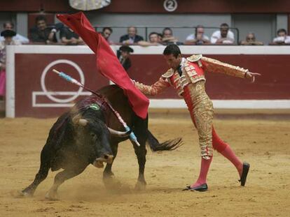 Manzanares, en su segundo toro de la tarde ayer en San Sebastián.