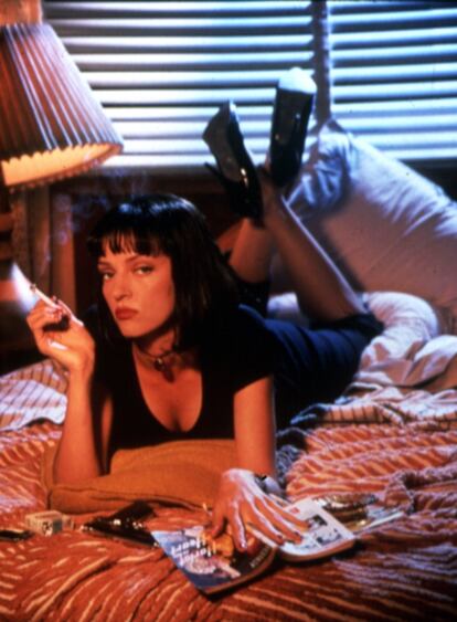 Uma Thurman promocionó la convertida en película de culto 'Pulp fiction', de Quentin Tarantino, con un cartel en el que aparecía fumando sobre una cama y magacines de serie B, a los que homenajea el filme.