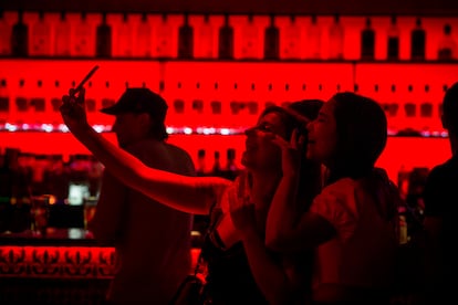 Unas chicas se sacan una foto en la discoteca La Cartuja en Madrid este miércoles.