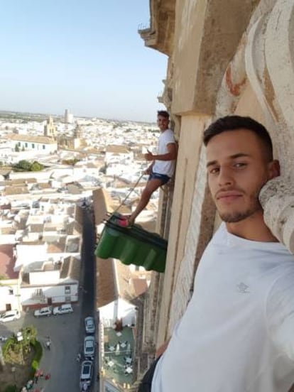 Selfi de dos campaneros en la fachada de la iglesia Santa María de Utrera.