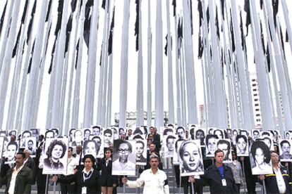 Cientos de cubanos pasaron la noche en vigilia bajo el bosque de banderas inaugurado ayer frente a la Sección de Intereses de Estados Unidos en La Habana.