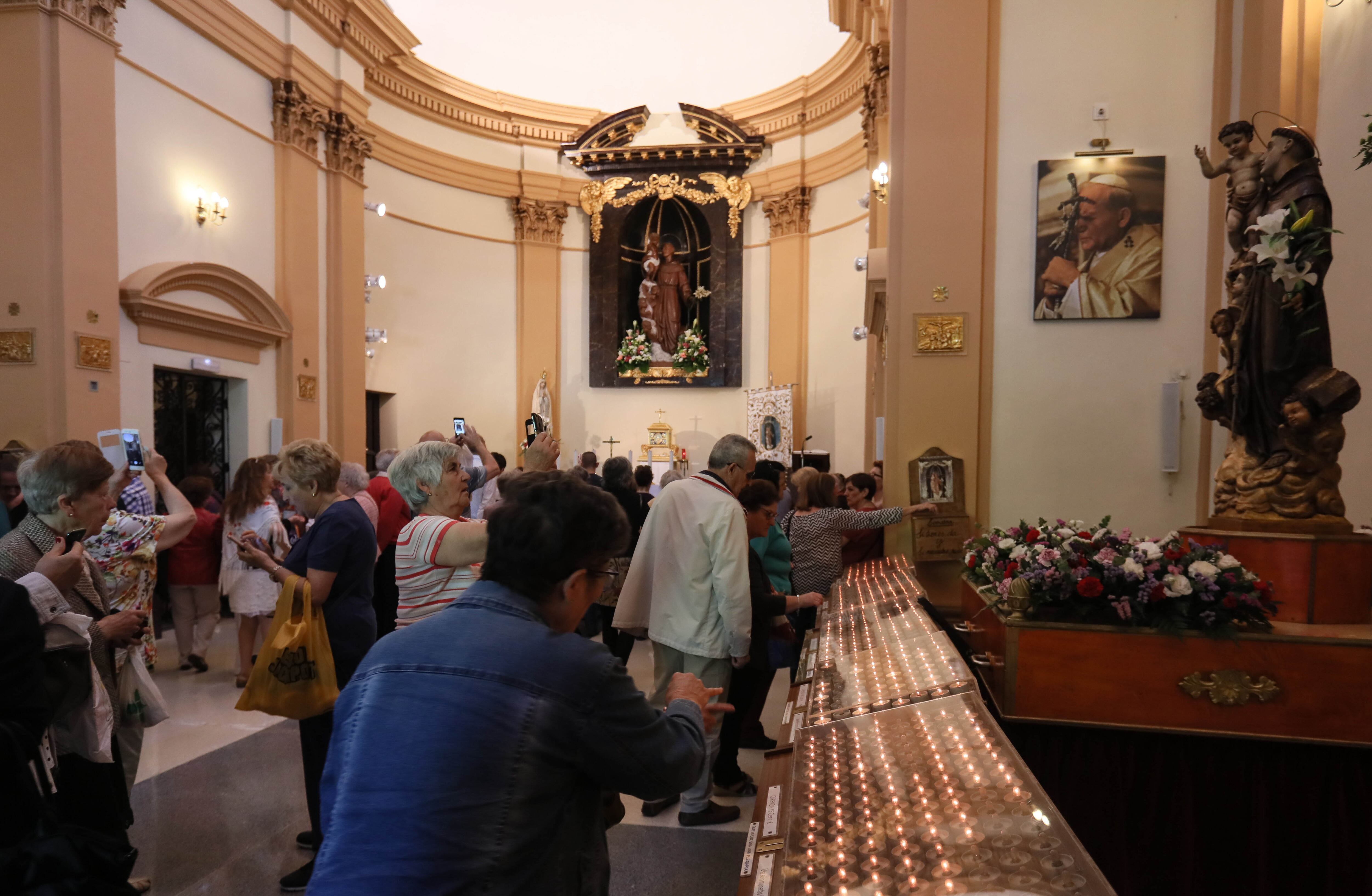 Tradicional festejo de los alfileres de las modistillas y de la compra de pan para los pobres en la ermita de San Antonio de la Florida.