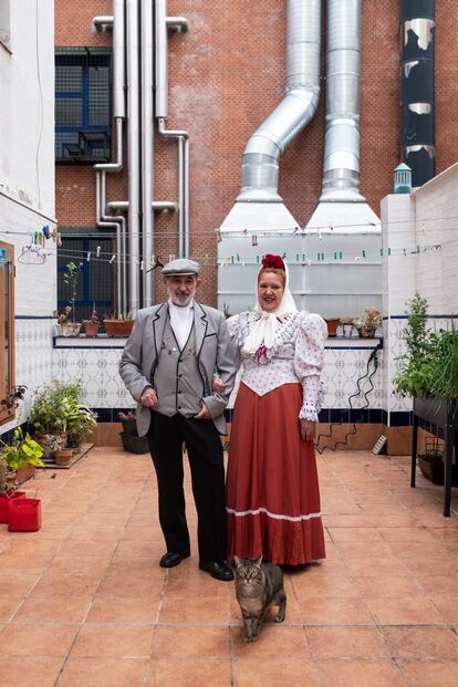 María Dolores Álvarez y José Luis Campos, vestidos de chulapos en el patio de su casa desde el que amenizan a sus vecinos.