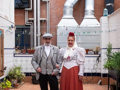 María Dolores Álvarez y José Luis Campos, vestidos de chulapos en el patio de su casa desde el que amenizan a sus vecinos.