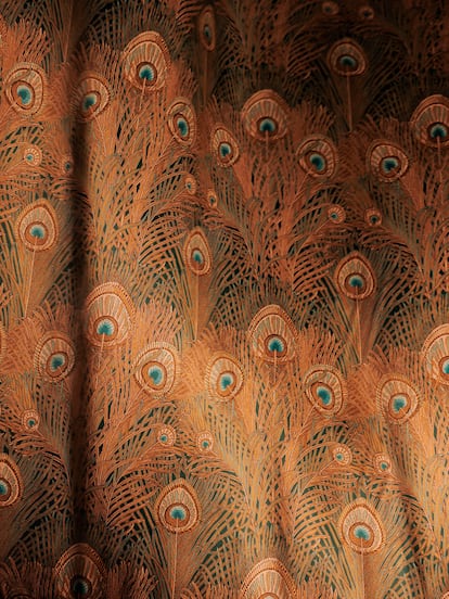 Estampado de Paisley interpretado en satén, un dibujo de inspiración botánica.
