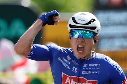 Jasper Philipsen celebra su triunfo al sprint en la tercera etapa del Tour de Francia.
