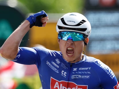 Jasper Philipsen celebra su triunfo al sprint en la tercera etapa del Tour de Francia.