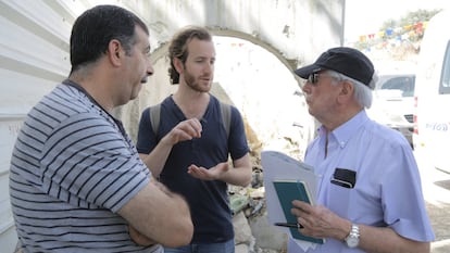 Vargas Llosa conversa con Zuheir Rajabi, vecino y defensor del barrio de Silwan