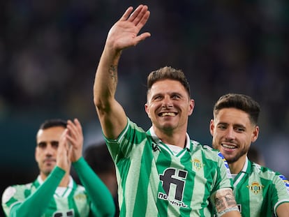 El capitán del Real Betis, Joaquín Sánchez, en el centro de la imagen celebrando una victoria esta temporada.