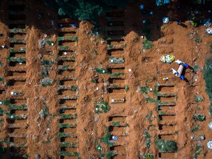 Funeral na última quinta-feira nos novos túmulos abertos para atender vítimas da pandemia no cemitério de Vila Formosa, em São Paulo, o maior da América Latina.