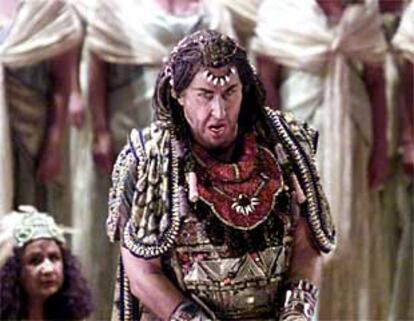 El barítono Sherrill Milnes, en una escena de la ópera <I>Aida</I>.
