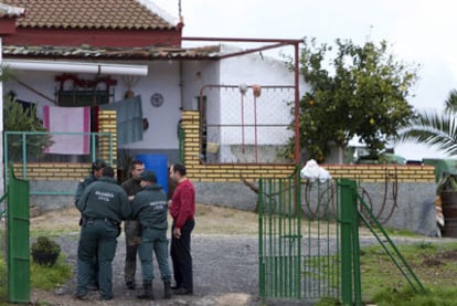 Efectivos de la Guardia Civil, cerca del lugar donde fue encontrado el cadáver de una mujer de 45 años.