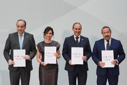 De izquierda a derecha: Ángel Francisco Llamas, decano del colegio de Alcalá de Henares; Isabel Díaz Ayuso, presidenta de la Comunidad de Madrid; Eugenio Ribón, decano del colegio de Madrid y Alberto García Barrenechea, decano del colegio de procuradores durante la firma del convenio.