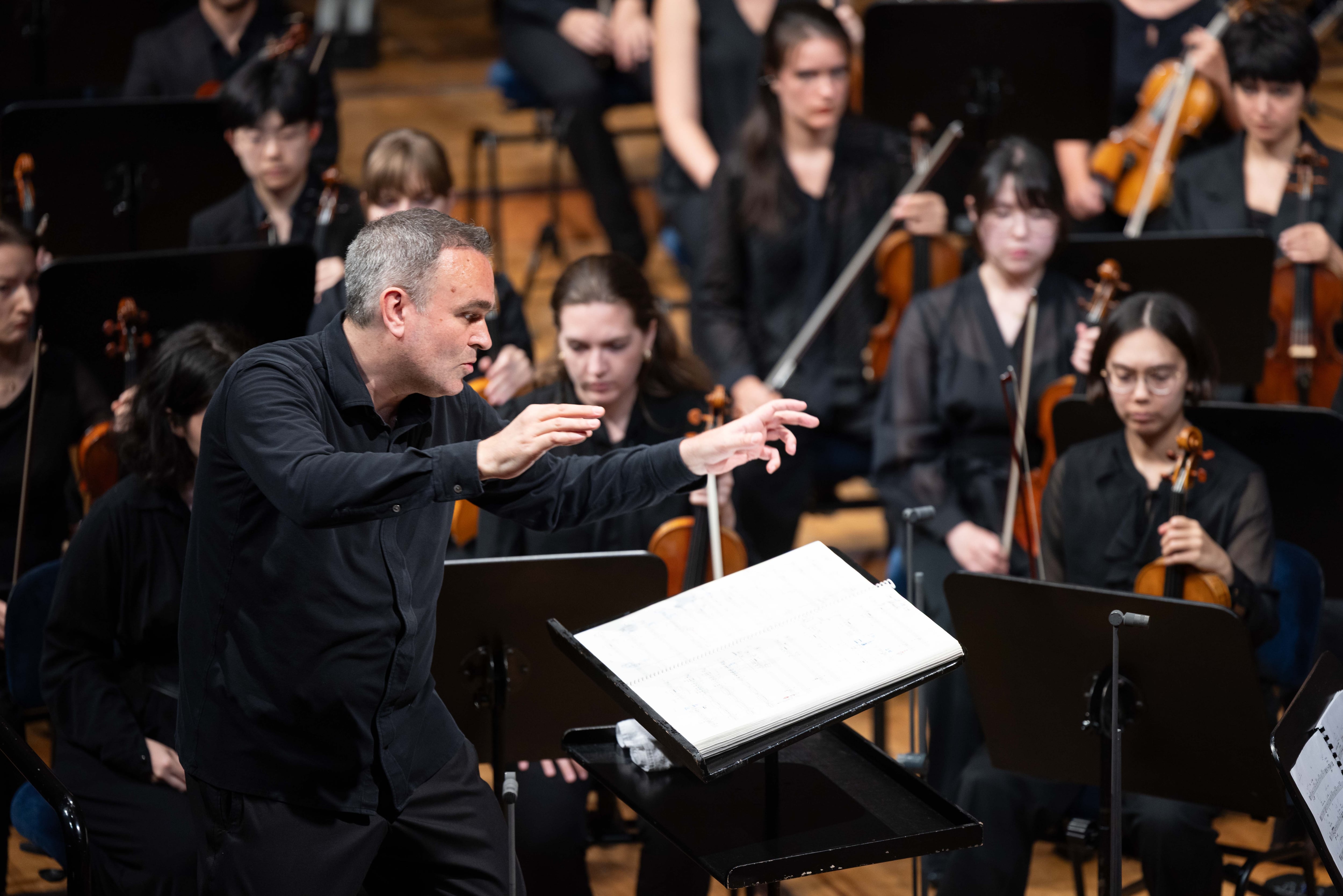 Jörg Widmann dirige el comienzo de ‘Tutuguri’, de Wolgang Rihm, en el KKL de Lucerna.