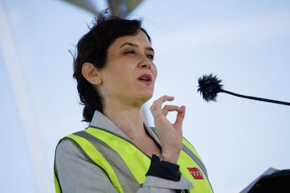La presidenta de la Comunidad, Isabel Díaz Ayuso, interviene durante la visita las obras de remodelación del Parque de Santander, a 30 de marzo de 2023, en Madrid (España).