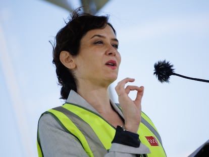 La presidenta de la Comunidad, Isabel Díaz Ayuso, interviene durante la visita las obras de remodelación del Parque de Santander, a 30 de marzo de 2023, en Madrid (España).