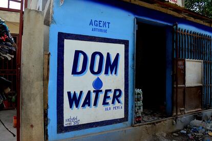 Un establecimiento privado de venta de agua. En Haití, las familias tienen que gastar un 14% del ingreso en este bien esencial, cuando la ONU estima que lo razonable es alrededor de un 3%.

